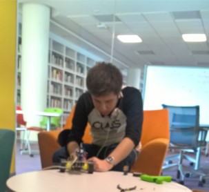 Foto de francisco con robot